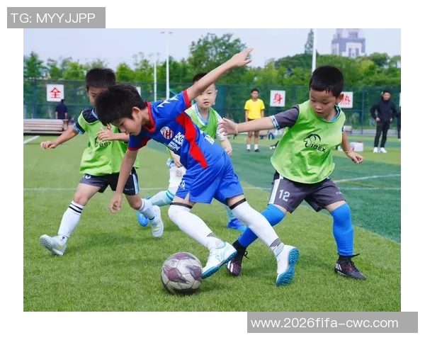 激情四溢的绿茵场上足球赛的精彩瞬间与团队精神