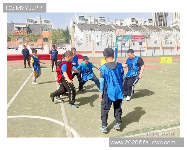 校园足球激情四溢学生们在绿茵场上挥洒汗水的精彩瞬间 校园足球激情四溢学生们在绿茵场上挥洒汗水的精彩瞬间